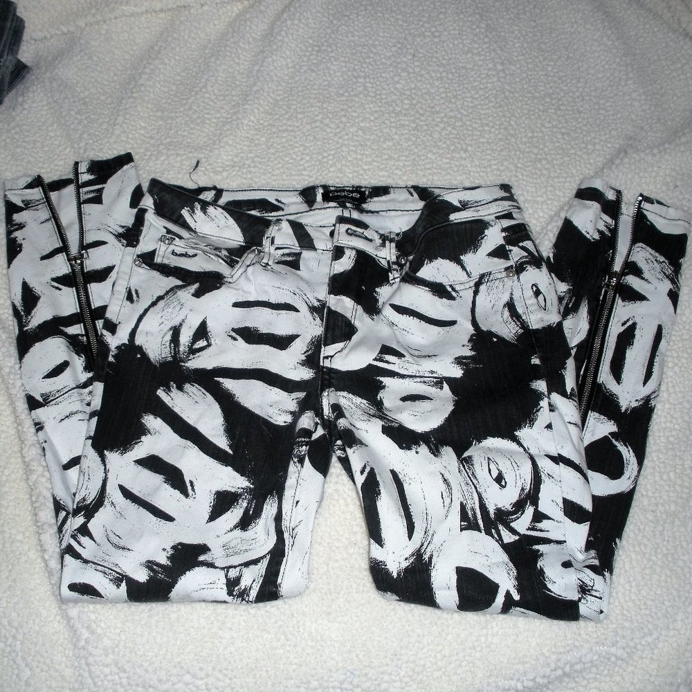 RARE BEBE flying B Zero Splash Black White print  Full Leg Back Zip jeans